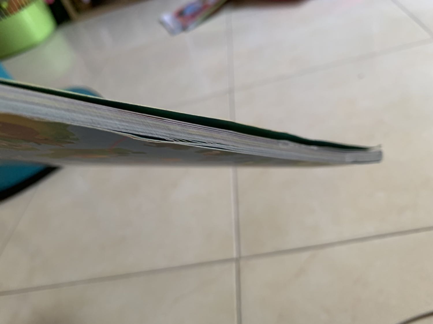 Tiki nên kiểm soát ki hơn về chất lượng sản phẩm khi xuất kho. 
Bạn mình từng nói Sách Mua Tiki hay cong, cũ và bẩn.
Lần này mình mua để tặng mà sách giao hơi xấu bìa và rách nhẹ thế này ạ