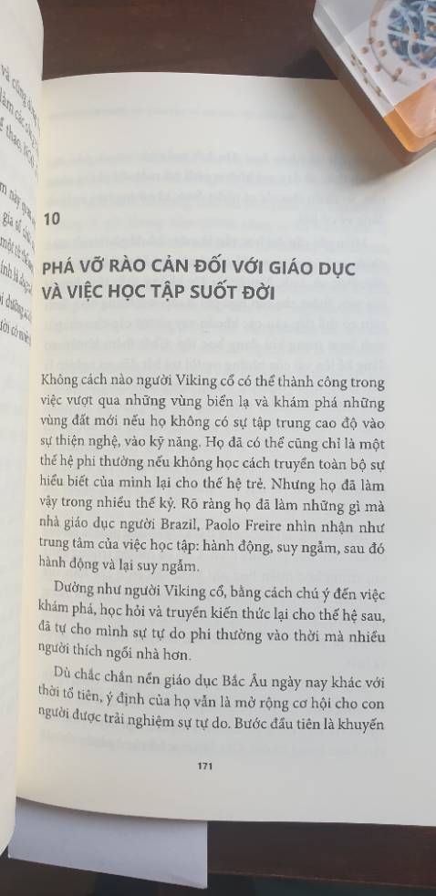Dễ đọc, dễ hiểu và lôi cuốn. Nhiều ví dụ ở Châu Âu hợp thời. Giao hàng nhanh. Sách nhỏ gọn khá đẹp. Nên mua để có thêm một vài ý tưởng hay từ sách.
