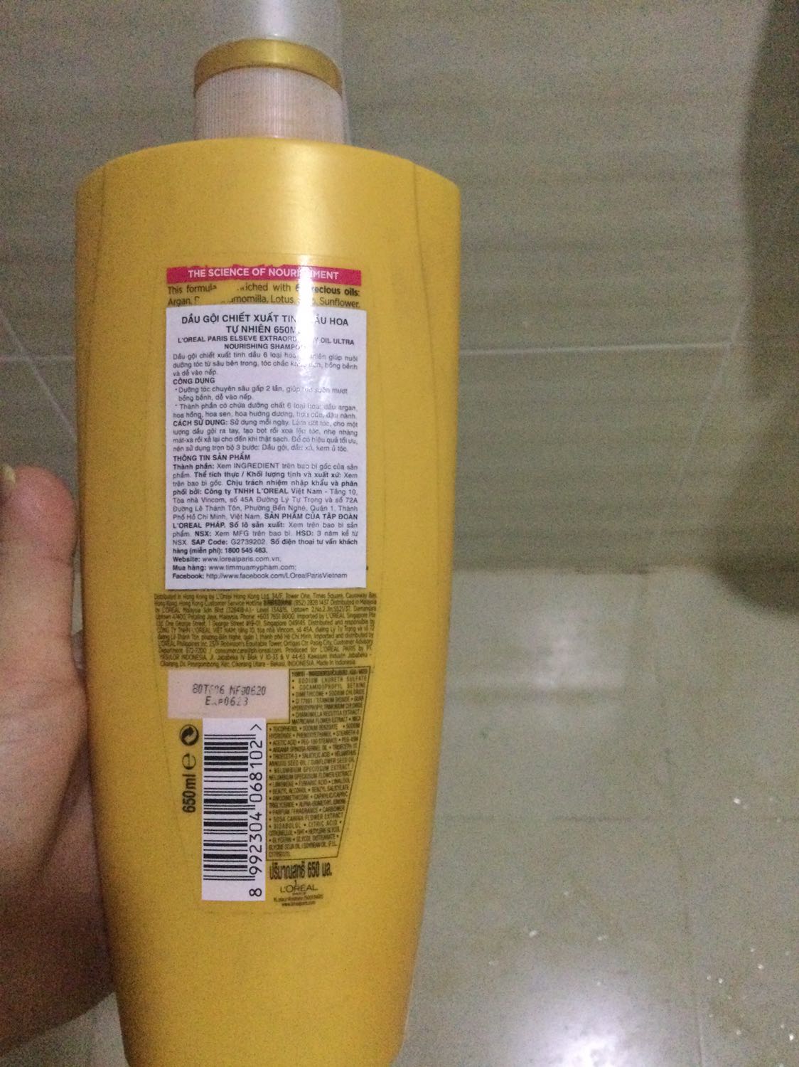 Bên ngoài dơ và hạng sử dụng nhìn ko rõ và phần nước ở trong quá lỏng ko giống như loại mình thường dùng