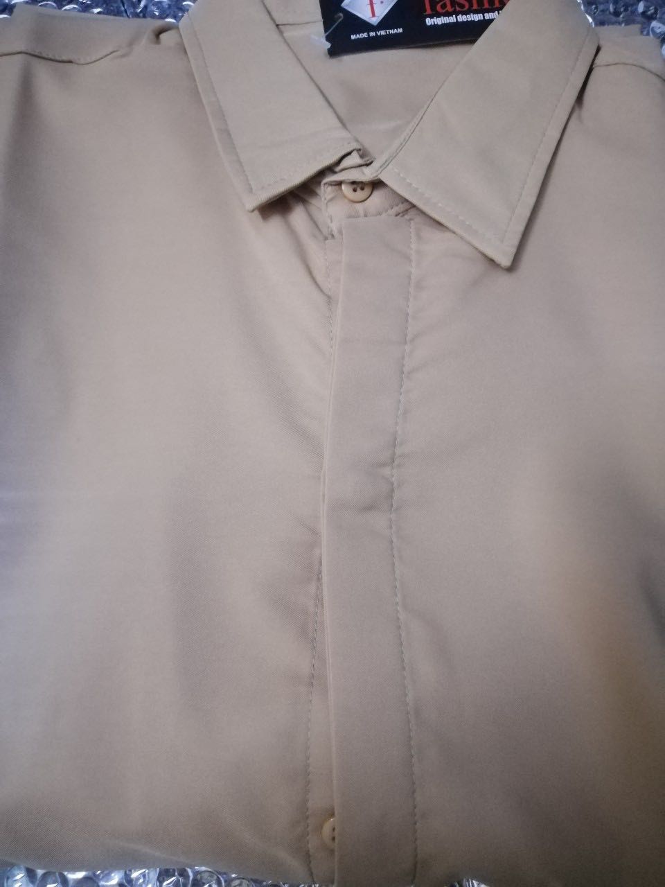 Áo mịn mát, mặc lên form rất đẹp, màu ở ngoài nhìn đậm hơn khi mình chụp, áo rất ok rất thích