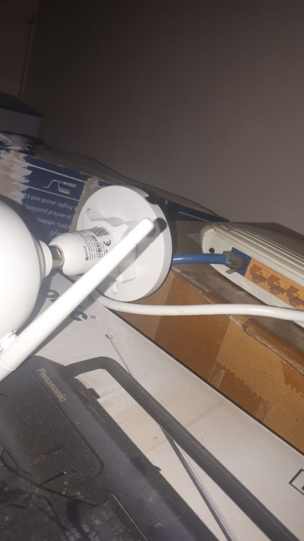 ban ngày hình ảnh đẹp, tối thiếu ánh sáng quay hình ảnh yếu, chế độ màu ban đêm thiếu sáng camera tự bật đèn lên gây ảnh hưởng và lộ nên ko tiện dụng lắm. camera có màu ban đêm nhưng ko có tem màu trên SP.. ko biết có phải là hàng chính hãng ko..