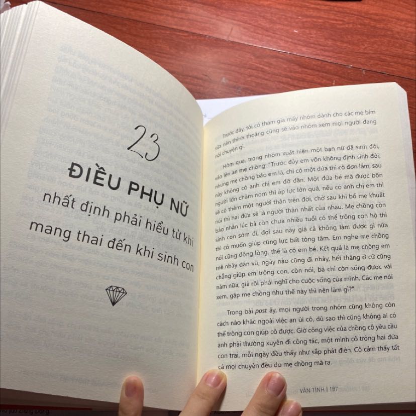 Mình thích nhà văn nên đã sưu tầm tất cả các bản của Vãn Tình. Mình có tới 5 cuốn, và đang đợi những xuất bản mới. Nhiều lúc không còn sách để đọc mình vẫn đọc lại và cảm giác vẫn như lần đầu, lôi cuốn, thực tế và tạo cho bản thân mình động lực hơn rất nhiều trong cuộc sống cũng như các mối quan hệ, chính vì vậy mình luôn chờ đợi những tác phầm gắn liền với cuộc sống thường nhật của Vãn Tình.