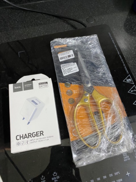 Giao hàng siêu nhanh, tuy nhiên, mua nhiều thứ cùng shop nhưng bị tách đơn hơi lắt nhắc, điểm trừ hên! Kéo bén nhìn rất chắc chắn dày dặn; sắc nét; đẹp, cứng tay; bén; giá cũng ok; nhiều thứ nên miễn ship