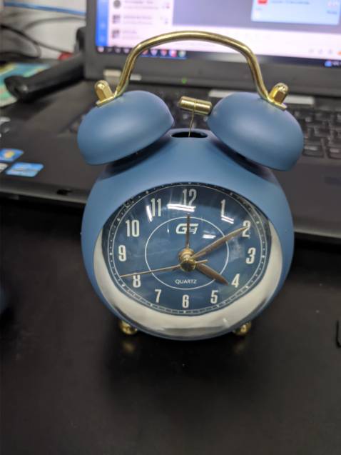 đồng hồ nhỏ xinh đẹp lắm ạ, có cả đèn nữa chứ.