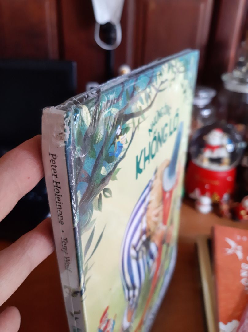 đơn hàng bị tách ra gửi lâu hơn bình thường hôm dọn kho sách nhã Nam là nghi nghi rồi. hôm giao hàng nhìn hờn luôn, bị bễ hộp, mà sách lại ko được bao kỹ nên sách bị bể góc luôn, mặc dù là bìa cứng còn mới nguyên seal. 
trước đó là mình đã mua cuốn "thần lùn" trong bộ chuyện này rồi nên mới mua thêm cuốn này. sách rất hay và minh họa siêu đẹp