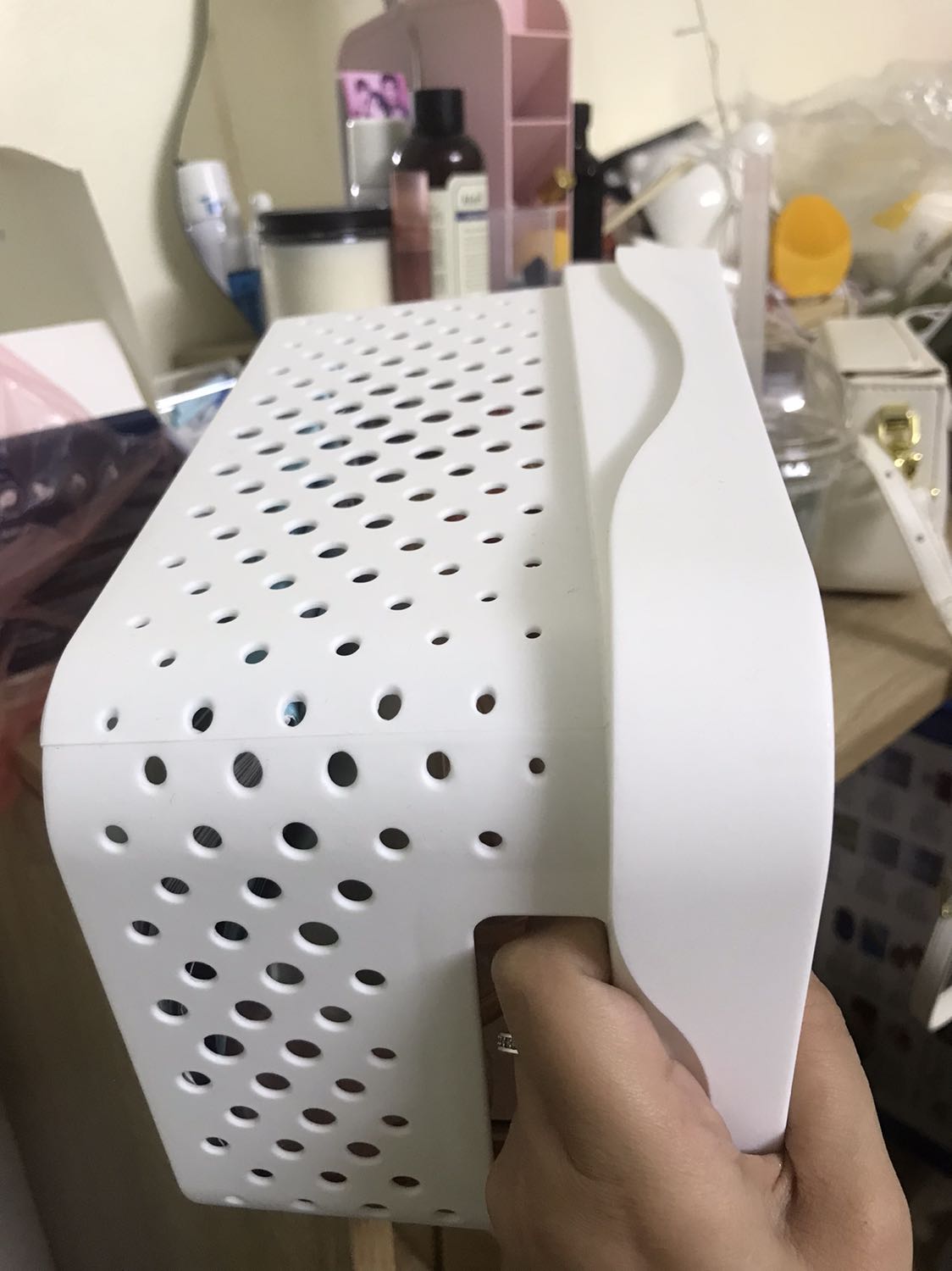 Xinh xắn dày dặn ạ. Tính mua thêm để sắp xếp lại cái gầm bàn bừa bộn. Hộp có nắp và tay cầm size mình mua là size nhỏ nhất. Hộp nhựa nên xếp chồng được lên nhau khá gọn gàng. K có gì phải chê xin cảm ơn 10 điểm