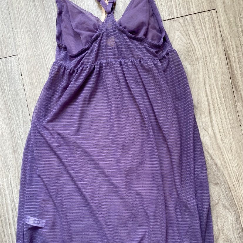 Kiểu dáng không sang. Hợp với người mình hạc xương mai. Chất liệu tốt.