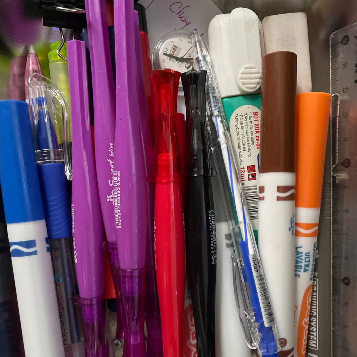 Bút ra mực đều. Bé thích dùng bút này vì nét nhỏ đẹp