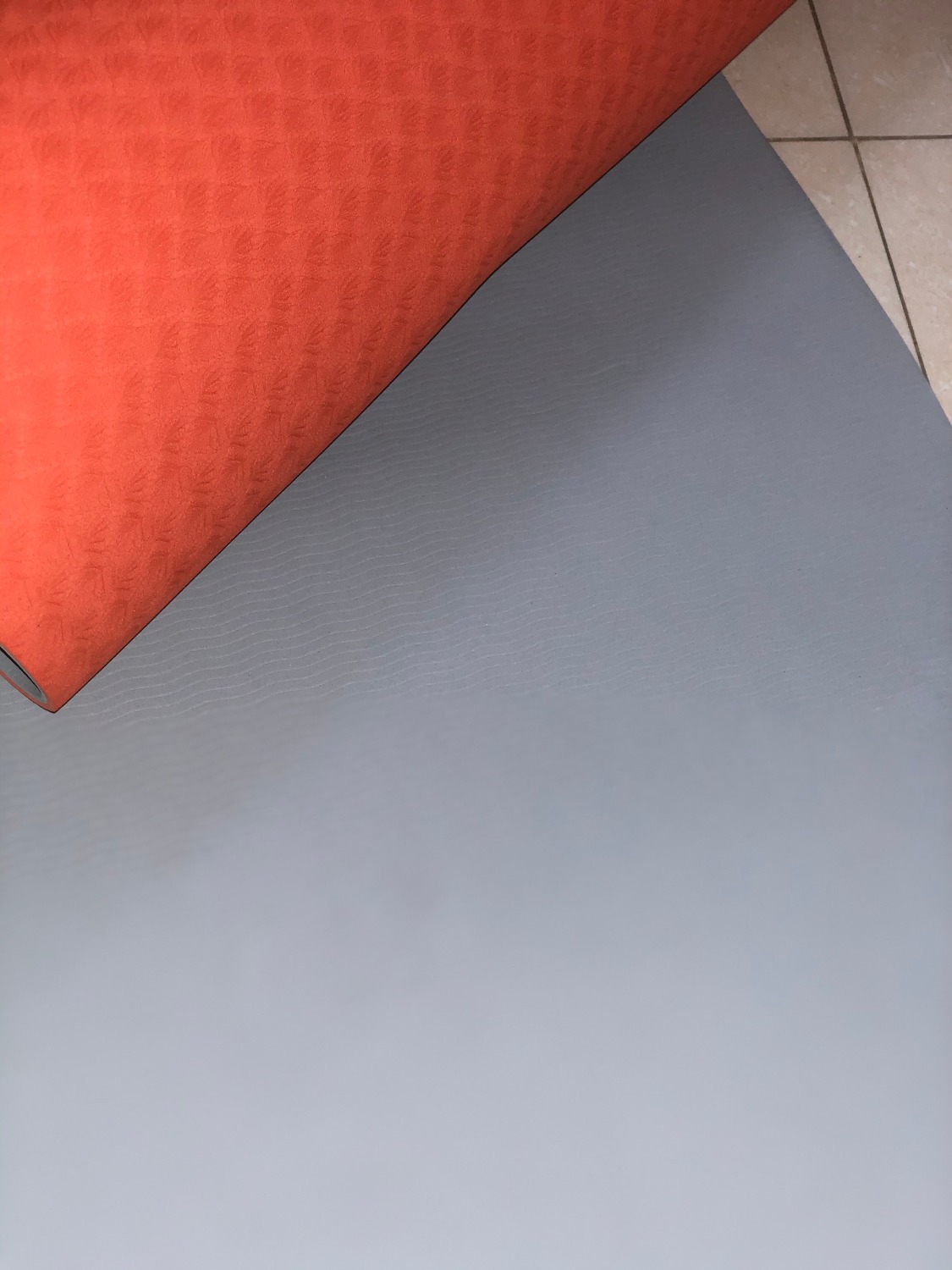 -  Đã mua và sử dụng sản phẩm của shop , Shop hay khuyến mại sâu , mua rẻ mà đẹp hơn mong đợi  , đặt thảm được tặng túi đựng và dây nữa . có thẻ chính hãng luôn với lời cảm ơn của shop nữa  không còn gì để chê
- Nhìn ưng lắm nhà có vân thảm sâu bám mặt sàn không bị trơn trượt . Mặt thảm in logo của shop lên rất an tâm . màu rất rất  tươi sáng phải nói thật là vậy mang đến phòng tập mà mấy bà bạn hỏi mua hộ nha . Mà tập rất êm nhé không bị cả đau nhức khi tập 
-Mình đã đặt thêm loại dày 8mm vì mình hơi bị thưa cân tập trên thảm lún hơi sâu xíu :)) -Shop chuẩn bị hàng kĩ cho rồi ship sớm cho mình nhé lần trước lâu quá .hứa sẽ ủng hộ dài dài ....!!