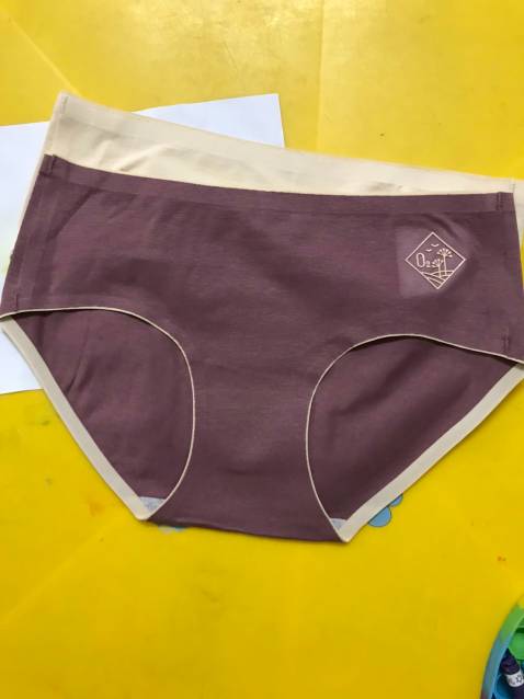 Chất cotton  này rất thích, mặc cảm thấy ko bị bí, cả ngày luôn khô thoáng.
Hàng đúng như hình đăng. Mình 52kg mặc thấy thoải mái.