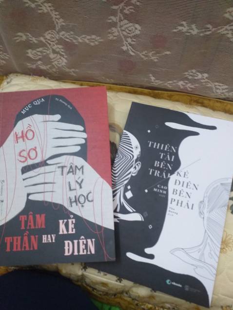 Mới đọc sơ qua thôi nhưng thấy nội dung cũng khá hấp dẫn, in ấn chữ viết bắt mắt
*Điểm trừ đáng quan ngại ở đây là gói và giao hàng không có tâm, sách không có bao ngoài dù nilon mỏng, sách giao đến bị xước nhiều ngoài bìa và móp nhẹ ở đáy. Giao hàng đến sách chỉ được bỏ không trong hộp và ngoài hộp còn bị móp rất nhiều (Có lẽ vậy nên sách mới bị móp). 
Cực kì không hài lòng về cách gói hàng:( Mong sẽ sớm khắc phục