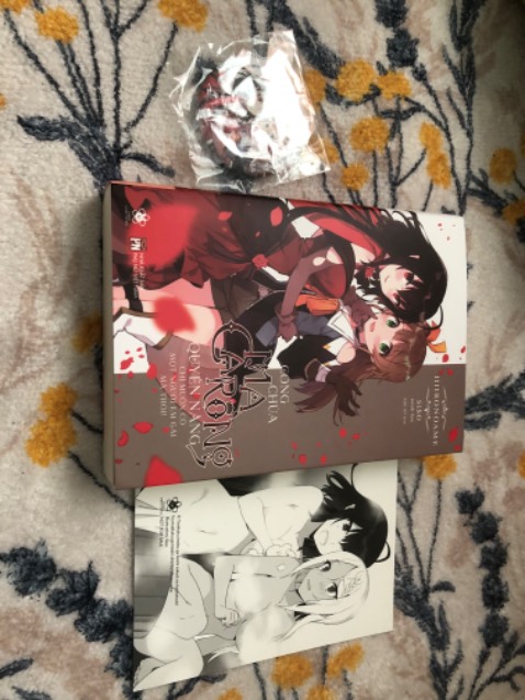 Bìa đẹp rất là ưng, huy hiệu cũng được thôi mặt sau nhựa chán quá, rất không hài lòng là không làm bôkmark cho một quyển yuri như thế này 😑