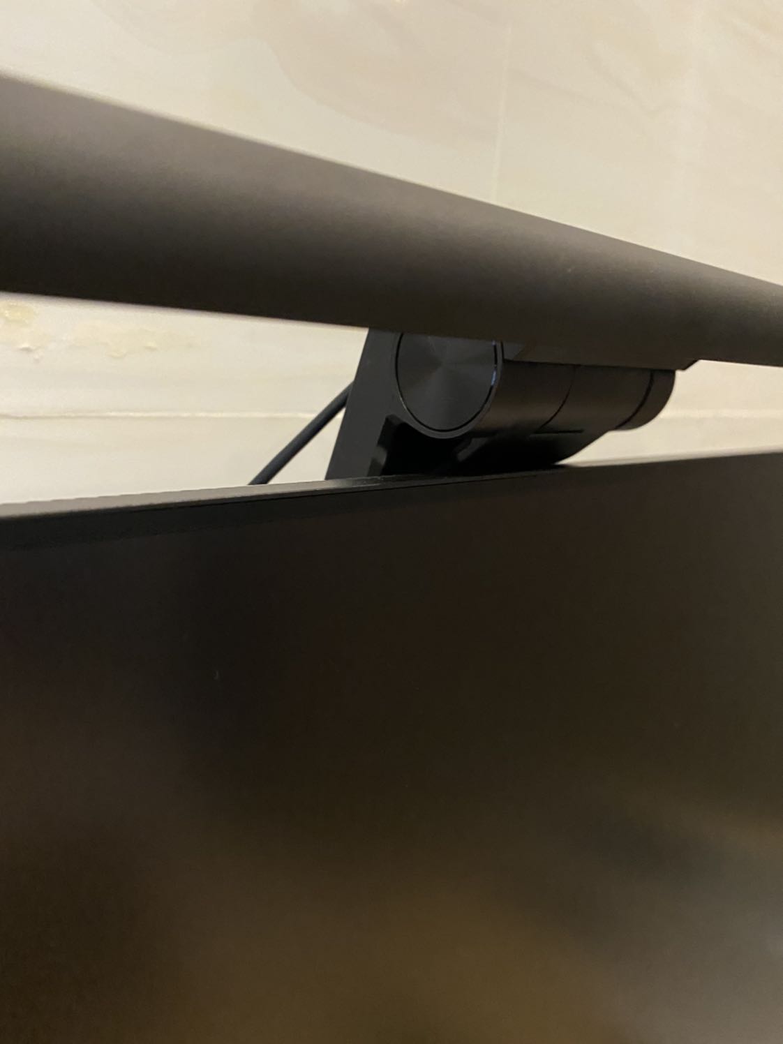 Ánh sáng vừa đủ ko quá sáng. Nhưng nếu điều chỉnh sáng thêm đc chút nữa thì quá tốt. Do màn hình tràn viền nền phần kẹp vào màn hình ko thể kẹp đc vì sẽ bị cấn vào màn hình. Mình phải dùng keo 3M để dán cố định. Sản phẩm ổn với giá cả.