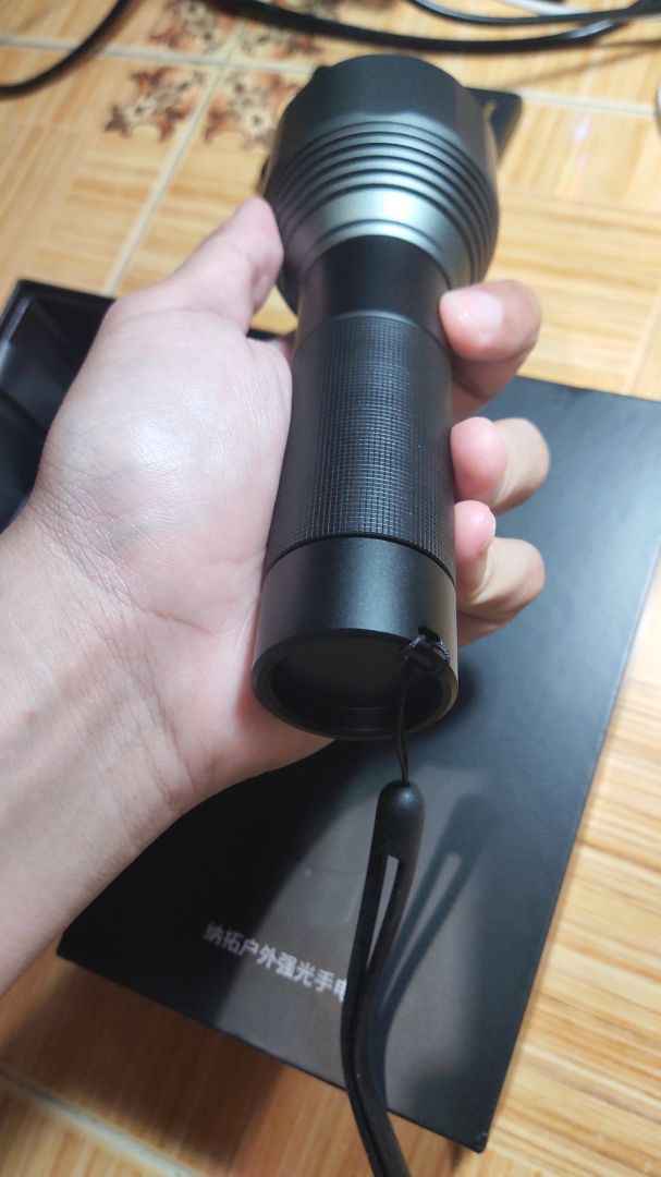 Đèn cầm rất chắc tay, sáng cực mạnh luôn, ở độ sáng mạnh nhất thì đèn nhanh nóng, cũng dễ hiểu, công suất lớn mà.