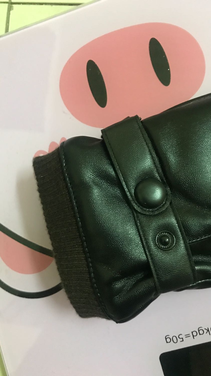 Găng tay da mềm. Bên trong có lớp lót mềm đeo thích ghê. Da chất hàng ok khỏi chê. Hàng mua trên tiki thấy chọn lọc hơn ít lỗi hơn các sàn khác. Càng mua càng thấy tin tưởng hơn. Ah sản phẩm vuốt điện thoại cảm ứng quá nuột luôn nữa ấy. Sẽ tiếp tục ủng hộ shop nếu có nhu cầu. Cảm ơn shop.