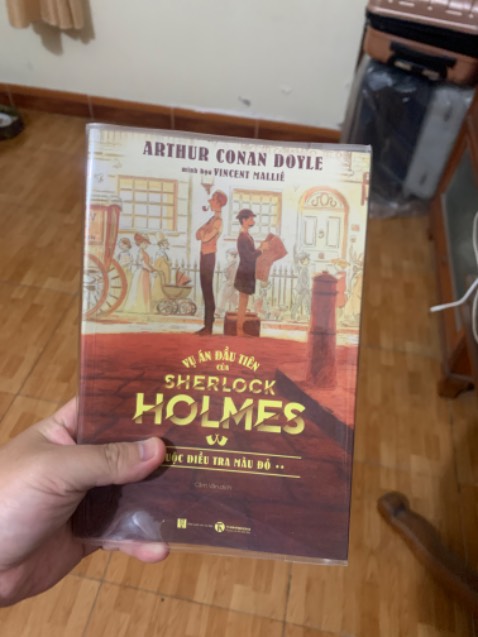 Giao nhanh, nhưng chất lượng bookcare hơi tệ (hình cuối), sách vẽ siêu đẹp và sinh động. Nội dung thì chưa cuốn lắm nhưng có mấy khúc Watson mê Sherlock cũng cutie. Chiếc sách khá ok cho người mới bắt đầu đọc thể loại này