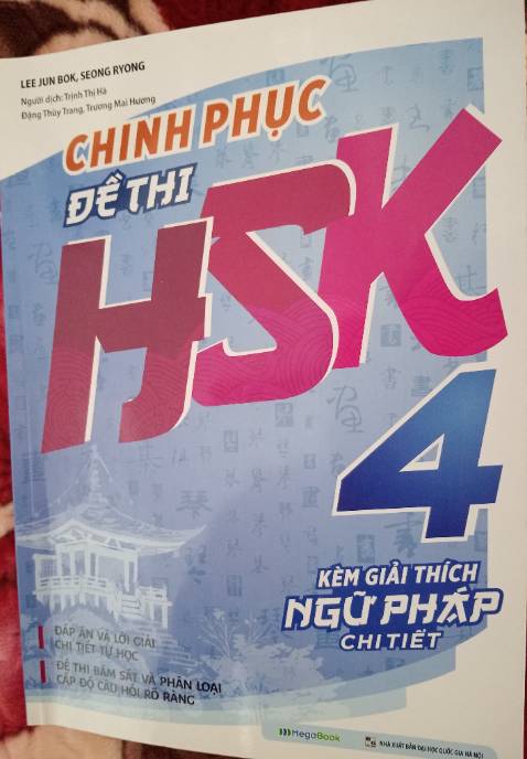 Sách giải thích các câu trong từng đề chi tiết, cụ thể, khá dễ hiểu. Mỗi câu giải thích đều có kèm nghĩa từ mới giúp gia tăng vốn từ vựng và có các tip, các mẹo làm bài giúp đạt điểm cao khá logic, bổ ích