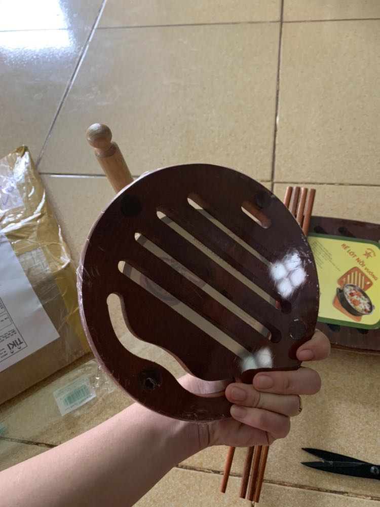 Đũa dài, vì mình ăn cơm bằng đũa inox nên phải mua cặp đũa này để xào nấu chiên đồ ăn bằng đũa gỗ, đũa dài 42cm cầm chắc tay lắm nha.