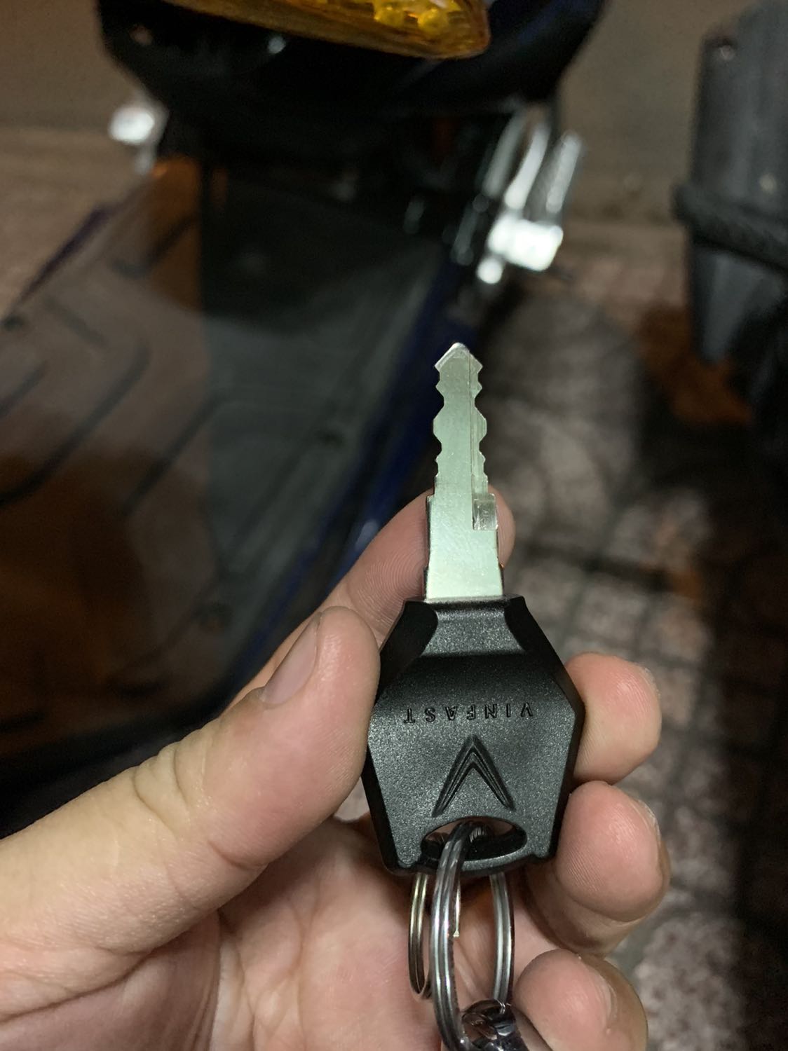 Một sp chất lượng của việt nam . Đã xem qua nhiều xe điện cuối cùng dừng lại sp ở việt nam . Khung sườn chắc chắc - phanh cực an toàn đã *** chạy lên 49km rất vô tự . Kiểu sáng nhỏ gọn giá quá tốt so với chất lượng - mua đc sp lúc sale 11/11 8300k sạc 1200k cọc pin 1000k Làm biển nhờ người gueir về Bắc nên 1400k . Thuê pin 149k . Tổng  hơn 12 triệu 1 chút hàng tháng thêm 149k thuê pin là không phải lo pin chai pin hỏng . Tiện nhất nhà gần mấy chỗ đổi pin không sạc kịp mang ra đổi mất 25k nhanh gọn pin lại 100% chạy tẹt ga . Thích nhất cái thuê pin có cái lợi là kg phải mua thêm định vị . Vậy là con cái đi đâu mình cũng biết được . An toàn lắm luôn . Chỉ có mỗi chìa khoá hơi giòn dễ gẫy nên đánh sơ cua 2/3 cái cất đó là yên tâm .