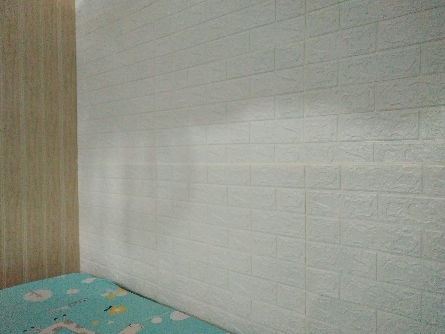 Rẻ, đẹp, giao đúng màu,nhưng hơi mỏng, keo thừa nhiều, khi lột ra dư keo dính tay, sau một lúc dán là tay dính quá, cầm vào mặt dán mà lột mạnh là bong cả xốp, đã dính rồi lột ra sửa lại là dễ bong mất keo, hỏng xốp ngay, hì hục mãi mới xong cái mảng tường
Được cái dán lên tường đẹp hẳn
Nhà mình tường vôi nên dễ tróc, bình thường không dán được cái gì, mình phải lót một lần nilon đóng đinh sau đó dán đè lên
Sáng choang cả phòng