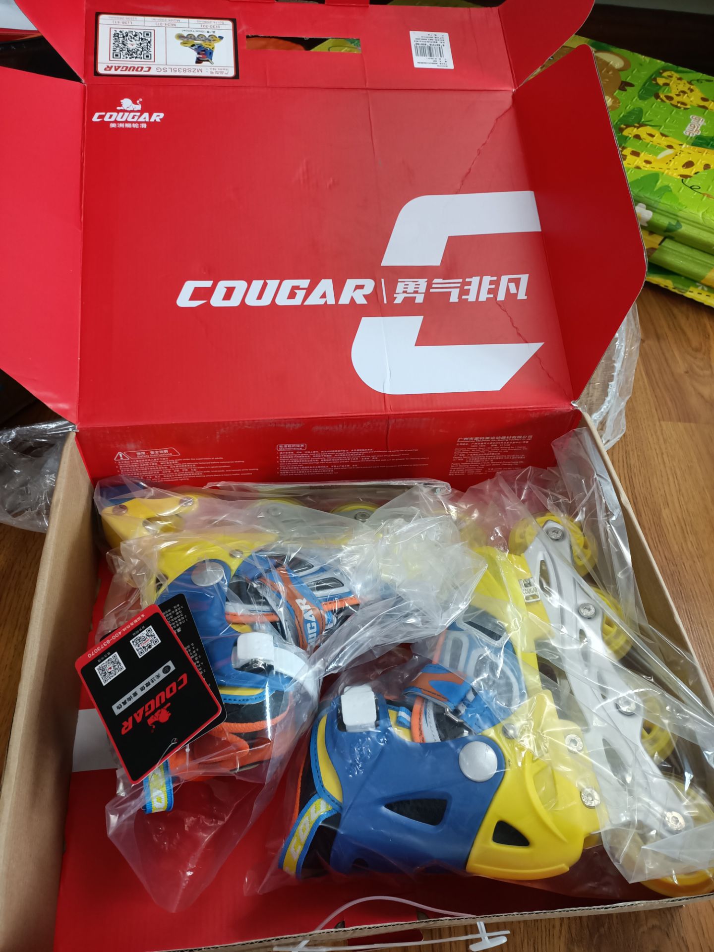 Mua đôi thứ 3 rồi. Không hiểu tại sao cái vỏ hộp màu đỏ rõ đẹp mà khi đóng gói shop phải lộn phần bìa trong ra? Có uẩn khúc j, xin các cao nhân chỉ giáo😄😄😄