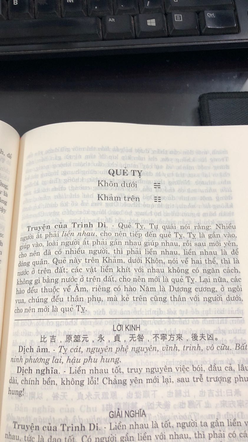Sách bọc đẹp, giao hàng nhanh tuy nhiên mình ko thích cách trình bày ghi khôn dưới, khảm trên, đọc sơ ko thấy đồ hình quẻ nên phải nhớ ngược, sao ko chú thích khảm trên khôn dưới + hình của quẻ; lời dịch ngắn gọn, nói chung là vì được giảm giá mạnh nên mua quyển này để tham khảo, nghiên cứu; phần chia hào nhìn cách trình bày mình cũng ko thích, nên in đậm tựa các hào cho dễ tra cứu