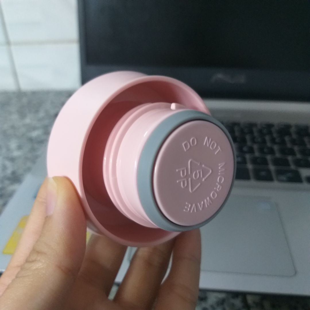 Bình xinh cực kỳ, cầm trên tay mới thấy dễ thương cực kỳ. Phần miệng bình (tiếp xúc với môi) là nhựa chứ không phải inox như bình màu đen, uống vội cũng không sợ dập môi :))). Nói về giữ nhiệt thì khỏi phải bàn vì locknlock giữ nhiệt tốt. Quá thích hợp cho các bạn nữ.