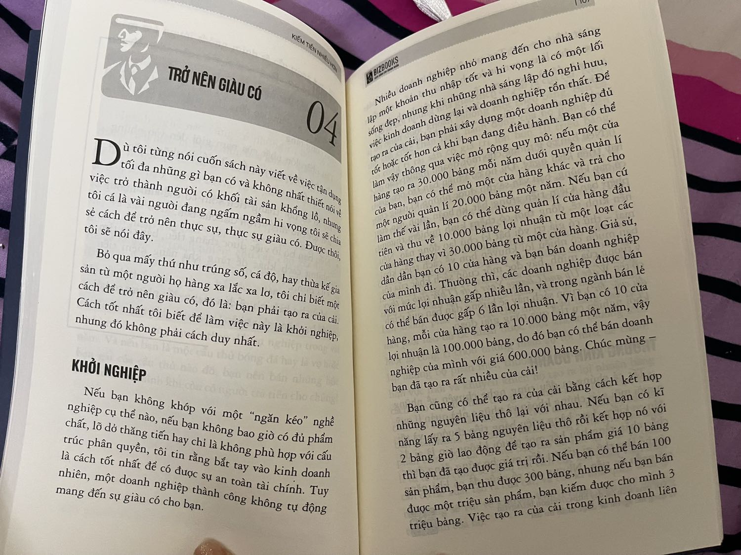Tổng quan hình thức, sách chắc chắn, chất giấy tốt, thi thoảng có chút lỗi chính tả, một số lỗi có thể bỏ qua nhưng một số thì đảo ngược nghĩa của nội dung (T.T).
Về nội dung, có lẽ phù hợp với sinh viên hoặc các bạn mới đi làm để có kế hoạch tài chính cho bản thân phù hợp hơn, còn người đi làm lâu năm rồi hoặc đã tích luỹ được tài sản thì đọc không thấy ý nghĩa. Nội dung sách quá chung chung kiểu “sau đây tôi sẽ dạy bạn cách kiếm tiền, hãy khởi nghiệp đi”. Hướng dẫn chung chung như style của mấy sách khác (nói thế tôi cũng nói được(^.^!)), chưa kể sách lấy nhiều ví dụ và thực tế của nước Anh không phù hợp với bối cảnh Việt Nam. Ví dụ như phần thuế, hoàn thuế, trợ cấp v.v
Giữa tiêu đề với nội dung kiểu không sát nghĩa, dễ gây nhầm lẫn cho người đọc. Tổng qua thì gói gọn trong chữ “Nhạt”.