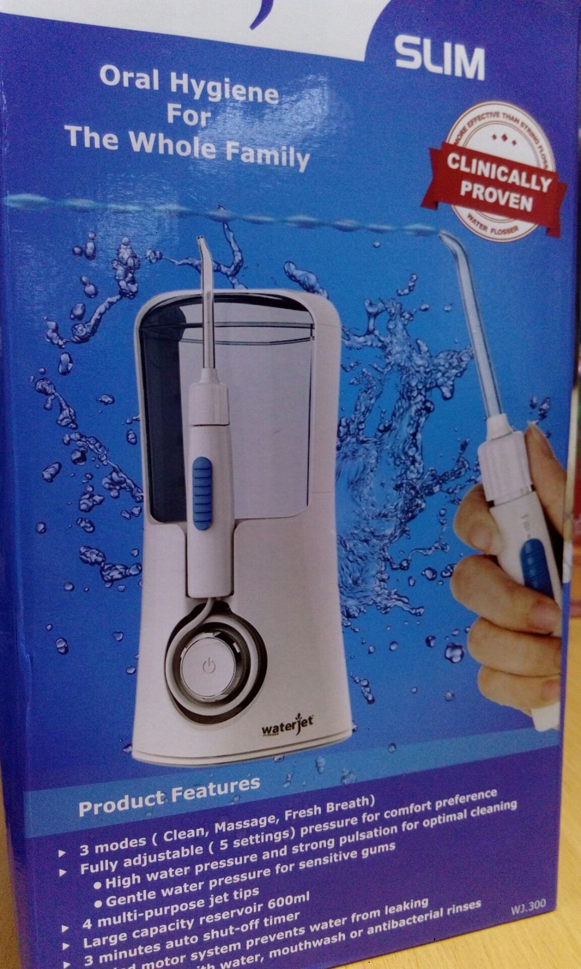 Làm sạch mấy kẽ răng trong cùng không phải là một việc dễ dàng, bởi vậy tôi phải mua máy tăm nước theo lời khuyên của bác sĩ, sẵn Tiki đang giảm giá tôi đặt mua luôn. Không có máy tăm nước thì chải răng và dùng chỉ nha khoa kỹ càng đến mấy mảng bám vẫn còn, thức ăn vẫn nhét trong kẽ, khó lấy ra vô cùng. Nhưng giờ thì mình đã thoải mái ăn uống hơn nhiều sau khi mua máy về sử dụng.