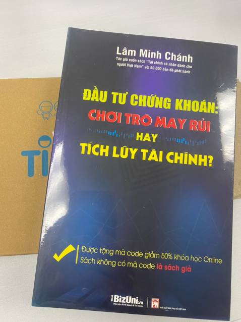 Tiki giao hàng siêu nhanh dù mình để giao hàng tiêu chuẩn mà nhận ngay trong ngày luôn ạ! Sách được bọc cẩn thận cả hộp, mở sách ra còn bị bóng giúp sách còn mới!
Sách còn được tặng kèm mã code giảm 50% khóa học nữa! 
Nội dung mình chưa đọc hết nhưng cách trình bày đẹp mắt - dễ nhìn. 
Trước đây mình đã đọc sách "Tài chính cá nhân dành cho người Việt Nam" của tác giả Lâm Minh Chánh nên tin rằng cuốn sách này sẽ dễ đọc và có nhiều giá trị. 

Cám ơn Tiki, cảm ơn tác giả về cuốn sách này.