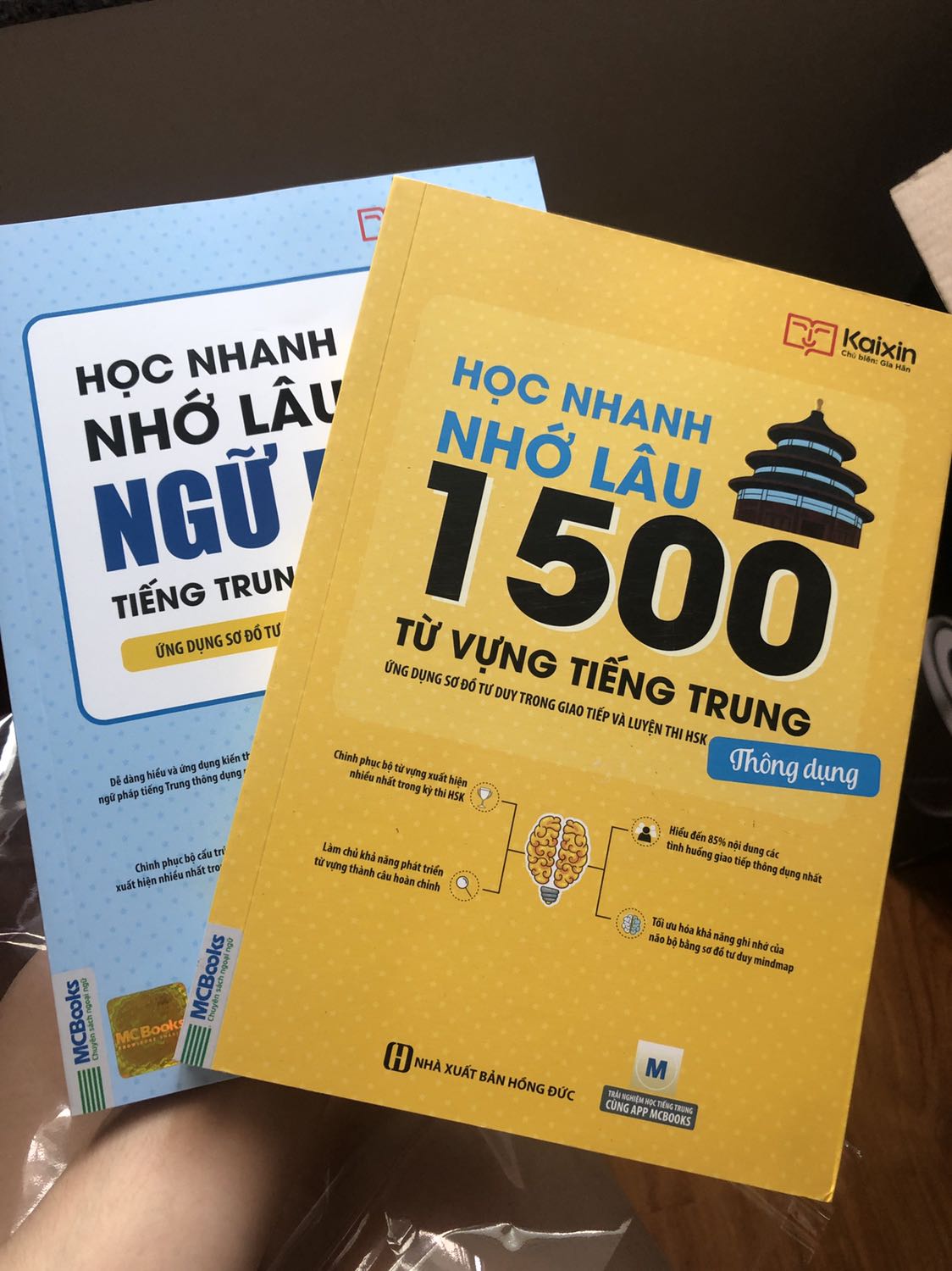 Mình đánh giá 5 sao cho đóng gói, chất lượng giấy và Tiki giao hàng nhanh. Riêng về nội dung sách, phần Ngữ pháp, mình thấy trình bày có vẻ hơi ít, có vẻ là "thông dụng" nên ko kỹ lắm. Cuốn từ vựng thì tạm ổn, vì từ trong mỗi bài có chia theo sơ đồ tư duy nhưng còn hơi khó để nhớ để học. Nêu có phần hdan học thì sẽ ok hơn.