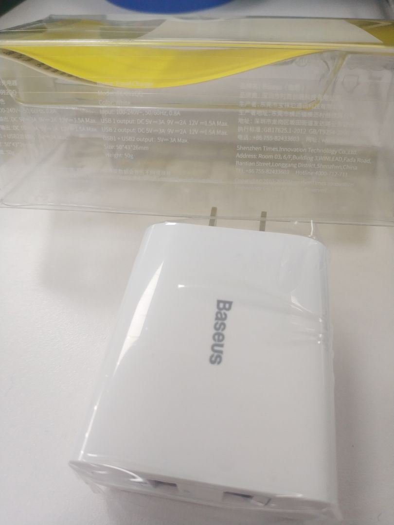 khá là ko hài lòng khi đặt hàng 1 kiểu mà shop giao 1 model khác hẳn. giá thì chẳng chênh nhau đâu nhưng công suất sạc con giao nhầm chỉ có 18w. máy mình cũng chỉ sạc tới 18w và mưa gió tội a shipper nên mình cũng nhận hàng luôn cho xong. tuy nhiên shop nên ktra lại cách lên đơn của mình .