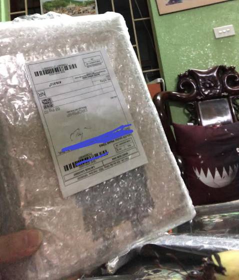 Chưa nói đến nội dung, 2 cuốn sách cực kỳ to, nặng, giá trị cũng cao nhưng nhà sách gói hàng chỉ dùng ni lông gói sơ sài, không có hộp cát tông gì cả. Nên sách tuy còn seal và mới, nhưng bị móp do va chạm là điều khó tránh khỏi. Mong lần sau nhà sách lưu ý cách gói hàng với những đơn hàng thế này.