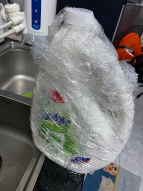 Nhận hàng 3 ngày rồi, tới nay mình mới có thời gian mở hàng. Do đặt Tiki Trading nên mình khá yên tâm về sản phẩm cũng như qui cách đóng gói hàng, nhưng lần này mình khá thất vọng luôn. Can nước rửa chén nắp đóng không kĩ/bị lỗi, làm đổ ra ngoài rất nhiều :(