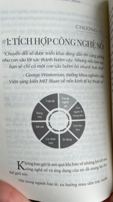 Nội dung sâu sắc, có tính chiến lược dành cho người muốn hoặc đang kinh doanh cửa hàng bán lẻ. Khi kinh doanh online phát triển mọi người thường nghĩ rằng cửa hàng trên phố sẽ dần ít đi nhưng tác giả nói rằng nhu cầu sờ nắm sản phẩm chưa bao giờ là mất đi vì thế cửa hàng vẫn có chỗ đứng trên thị trường. Quyển sách này chia sẻ cho bạn cách để kinh doanh thành công bằng hành trình thiết kế TRẢI NGHIỆM BÁN LẺ với tám thành phần được minh hoạ bằng sơ đồ rất sinh động. Điểm thú vị nữa là tác giả nhìn thấy nhu cầu cơ bản của con người không chỉ là ăn mặc mà là Pin và Wifi ^_^ 
Tiki giao hàng rất nhanh, sách đẹp, hay, nên đọc thử.