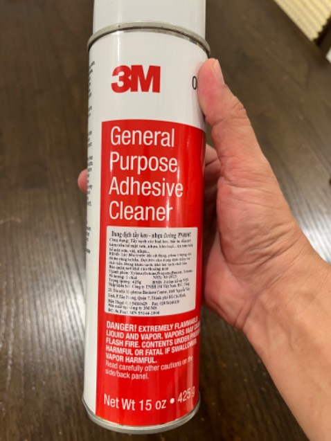 Nghi ngờ về nguồn gốc, xuất xứ của sản phẩm. Tên sản phẩm không được in lên vỏ chai mà được dán bằng tờ giấy rời. Tờ giấy dán cũng rất cẩu thả, lệnh trên lệch dưới như trên hình.