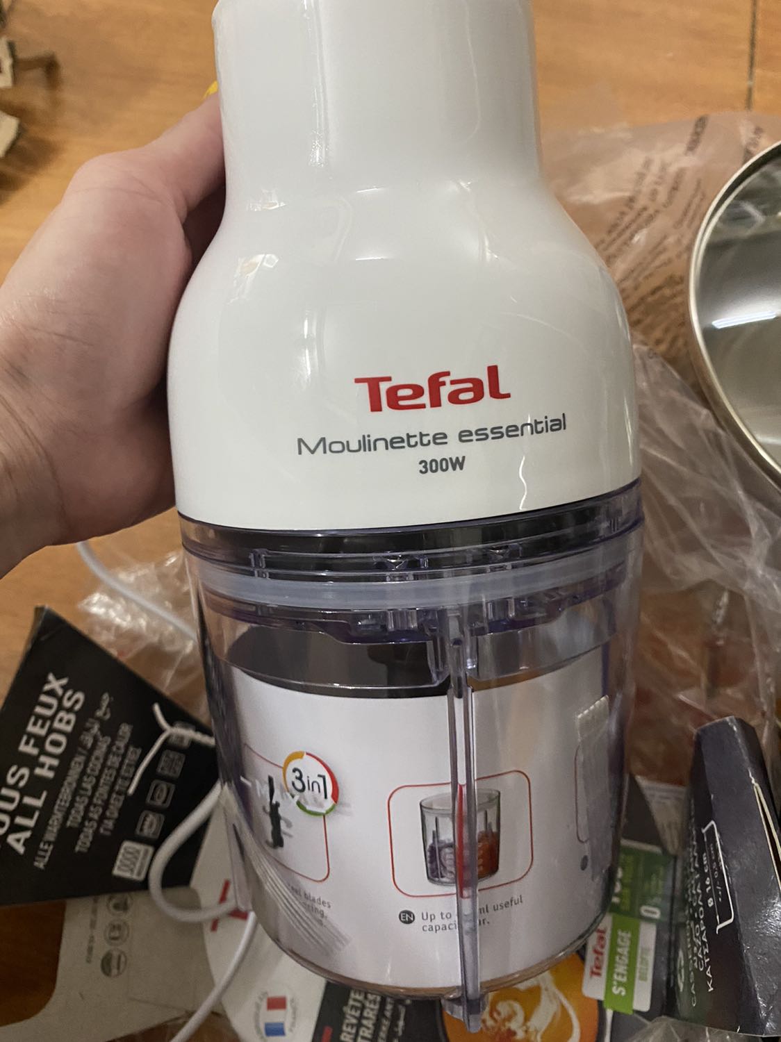 Máy rất đẹp. Đẹp từng chi tiết. Mình mua hoá đơn 3tr5 còn được tặng thêm máy xay thịt. Hàng tặng nhưng rất đẹp rất xịn mịn. Rất vui vì mua được đồ đẹp, tốt giá cả hợp lý.