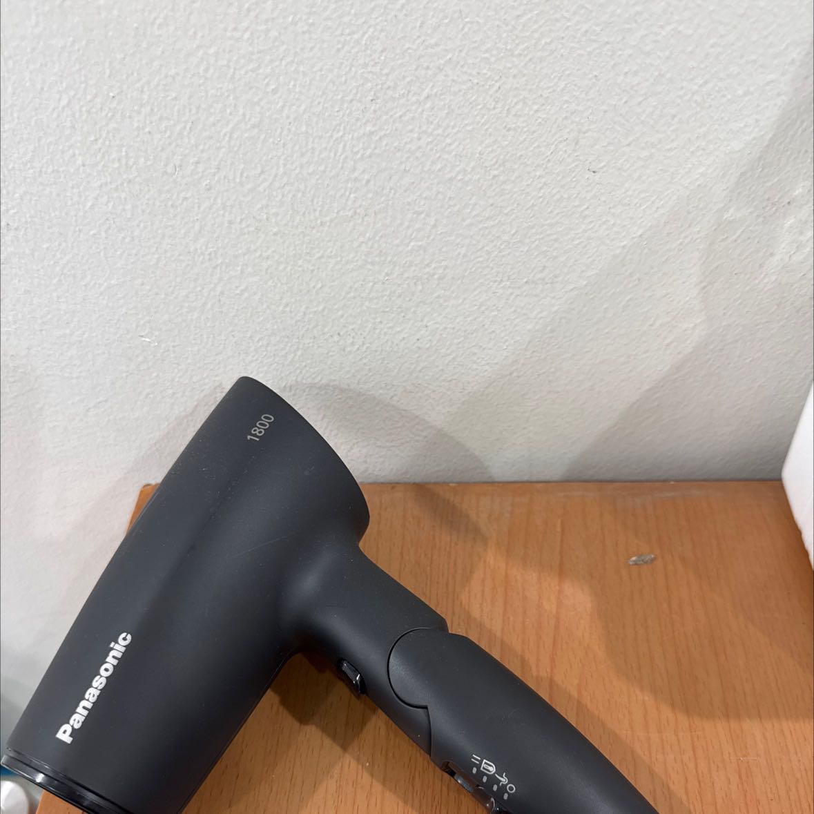 Nói chung là hài lòng, ngoại trừ màu không hoàn toàn ưng vì đen quá và thông tin công suất không rõ ràng, số 1800W in rất to nhưng chú thích rất nhỏ là ở điện áp 240V, còn ở điện áp 220V công suất chỉ là 1500W