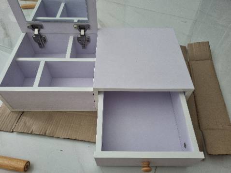 Thiết kế chắc chắn, dễ lắp ráp. Lúc nhận hàng thiếu các bát sắt để lắp chân bàn, nhưng shop hỗ trợ nhiệt tình, gửi nhanh trong tuần đã nhận được. Tốt trong tầm giá