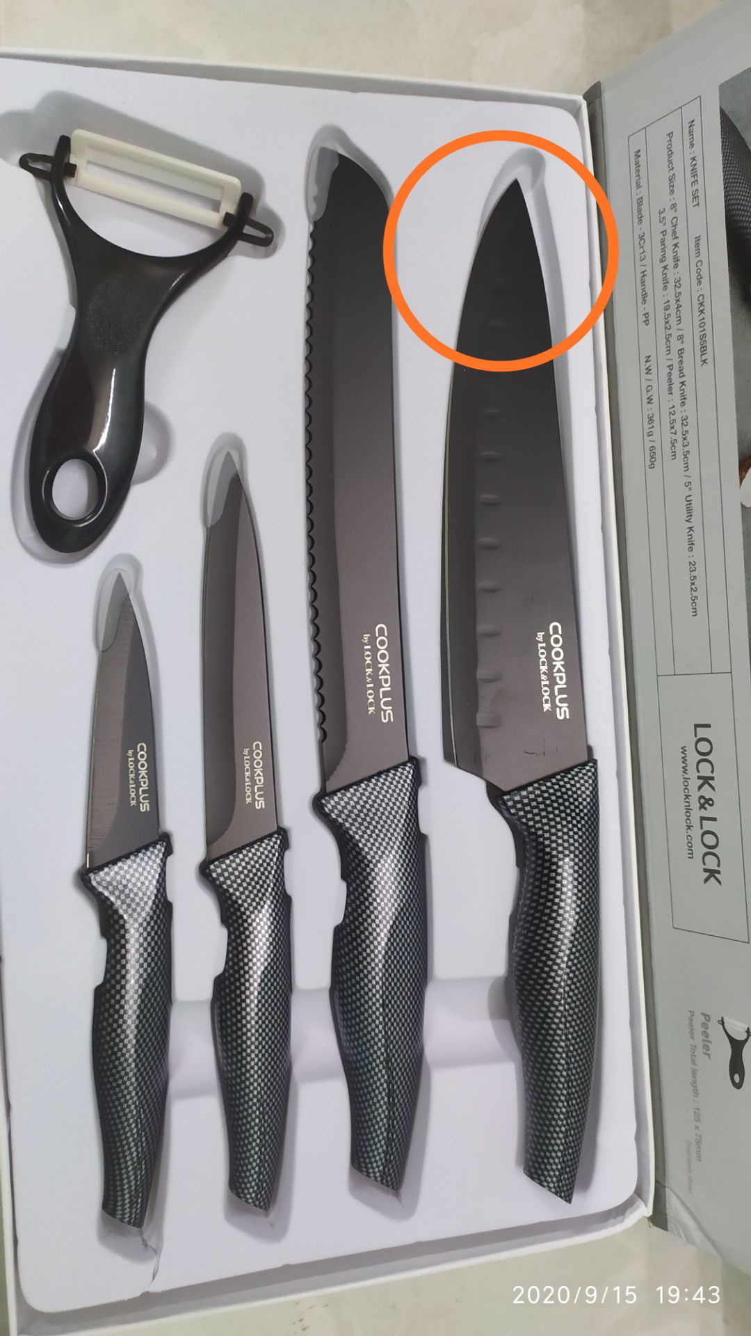 Hôm nay 15/09/2020, vì lý do việc bận nên cho đến nay tôi mới mở hộp sản phẩm tôi đặt tại trang ứng dụng. Khi mở hộp, tôi thấy phần tem niêm phong có dấu hiệu bị bóc, trong hộp con dao thái để không đúng khuôn và ko có bọc mũi an toàn, khi cầm lên kiểm tra tôi nhận thấy thân dao bị xước và lưỡi dao có vết mẻ răng cưa, lưỡi dao không bén đều. Tôi có căn cứ nghi ngờ sản phẩm của tôi đã bị tráo hàng và không đúng như quảng cáo. Tôi khiếu nại yêu cầu Tiki cho tôi câu trả lời chính xác cũng như bồi thường lại cho tôi bộ sản phẩm mới đúng như quảng cáo. Xin cảm ơn