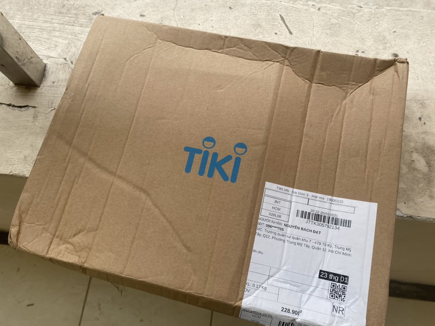 Hàng ok. Mọi người kiểm tra kỹ tem đang hoàng . Tại mình đặt của tiki trading luôn nên khá an tâm còn đặt của mấy cửa hàng thì nên kiểm tra kỹ. Còn giao hàng thì auto nhanh. Luôn là ngày kế tiếp chưa bao giờ qua ngày thứ 2. Dán khá là ôm viền rất thích???