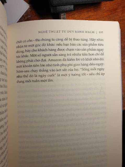 Quyển sách yêu thích nhất của mình!

Mình đã đọc đi đọc lại quyển này 3 4 lần và đặt trên Tiki 7 lần toàn để đi tặng người quen bạn bè. Cứ mua về đọc xong lại đi cho, xong tiếc lại mua về. Một quyển sách tâm lý học cực kỳ hay và thú vị. 99 chương là 99 lỗi tư duy thường gặp, mỗi chương chỉ khoảng 2-4 trang, giải thích một cách súc tích những lỗi tư duy mà hầu như ta đều mắc phải nhưng chẳng hề hay biết. Cách dẫn dắt, đưa dẫn chứng, giải thích của tác giả rất ngắn gọn và dễ hiểu, hầu như đọc cái hiểu ngay và phù hợp với tất cả mọi đối tượng. Đặc biệt bản dịch này dịch cực chuẩn và sát nghĩa, theo mình cảm nhận thì không chê vào đâu được. Nếu bạn nào hứng thú có thể tìm bản gốc của nó là "The Art Of Thinking Clearly", để đọc song song.
Một quyển sách xứng đáng 5 sao đúng nghĩa.
Mình trích một chương 51 trong quyển cho các bạn tham khảo.