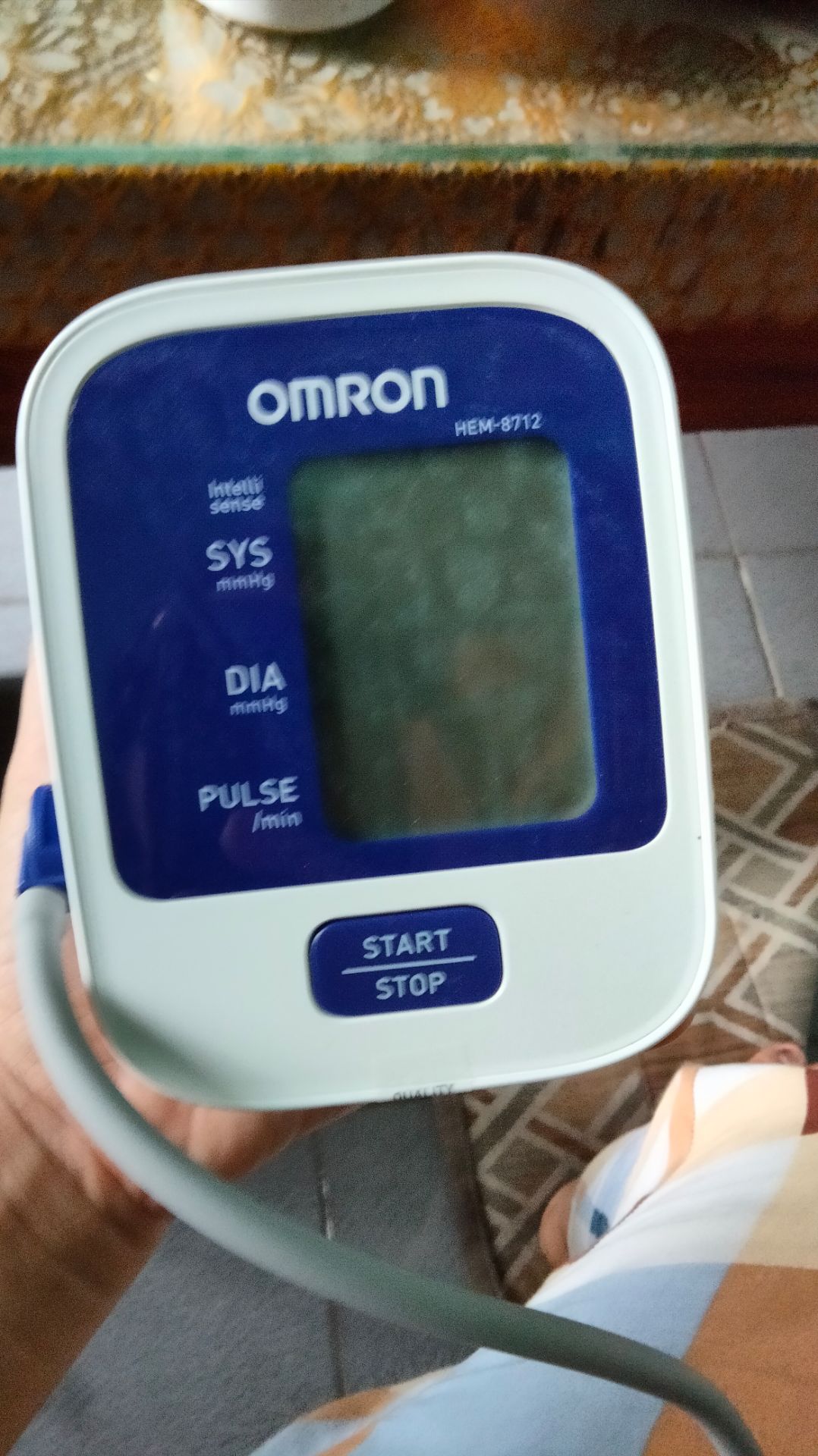 giao hàng nhanh, trước dự kiến 1 ngày, tiki làm việc nhanh gọn. hộp đựng có móp méo không đáng kể. máy hoạt động tốt, có tặng kèm pin và bộ đổi nguồn.