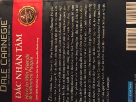 sách xịn xò lắm cuốn sách này mình dã thích lâu lắm rùi nhưng bây giờ mới mua đươc mệnh danh là " cuốn sách hay nhất mọi thời đại đưa bạn đến thành công" sách này gần như một cuốn sách kinh điển à các bạn trẻ nên đọc để có những kĩ năng giao tiếp đỉnh cao ❤️cuốn sách khi mình nhận được thì nó hơi móp ở đầu nhưng không sao hộp cũng hơi nát rách nữa🤧 may mà shop tặng bookmark làm mình an ủi phần nào hic