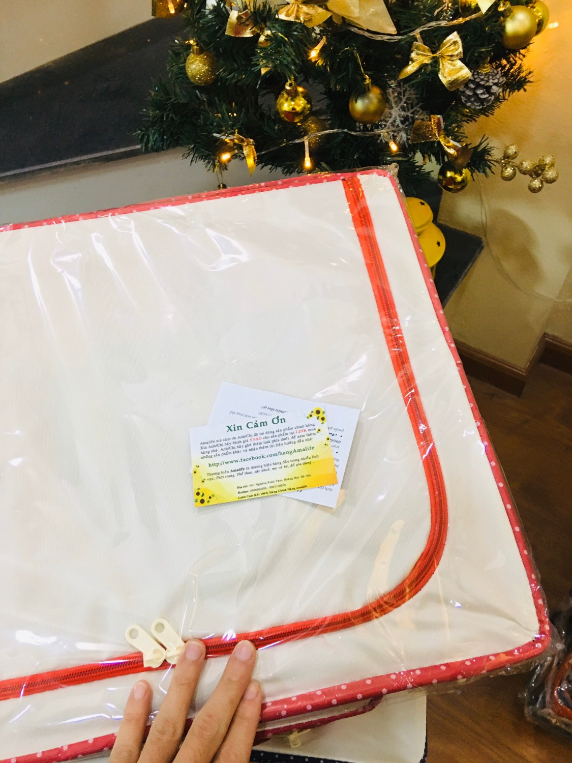 Mình mới nhận hàng được 2 hôm, bận quá, nay mới review được:
-Hàng vô cùng cứng cáp, khung thép chịu lực cao
-Màu sắc ngẫu nhiên nên nếu có chọn màu thì tốt
-Khung rộng, nên để đồ đạc thoải mái
-Có 2 ngăn khóa chắc chắn, có nilon trong suốt nên để đồ trong tủ cũng dễ nhìn
-Nhìn chung ưng ý lắm