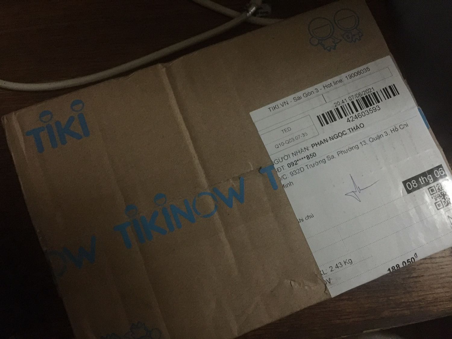 Vận chuyển thì nhanh thật, lại dc tặng thêm 1 cuốn sách nhưng mình hơi buồn vì gáy sách bị nhăn, huhu sách to và đẹp như thế mà lại bị như vậy!! Nhưng chắc tại cuốn đó nằm đầu trong cái hộp chứ mấy cuốn phía dưới rất nguyên vẹn!! Mua sale 50% + được tặng thêm 1 cuốn sách “Mặt trời trong tim”, đáng lẽ sẽ ko có gì để chê nếu như giá của cuốn này ko lên xuống như vậy ... em canh 2 ngày rồi mới đặt vì nghĩ sale 50% là nhiều rồi, thế là sáng qua đặt tối qua mở lại thấy cuốn này sale 70% coi tức hong? Dù gì thì cũng cảm ơn Tiki, em đi mua nữa đây vì còn sale 3 ngày nữa dù em còn chưa tới 100k ?