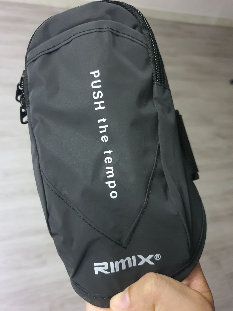 TIKI giao hàng nhanh. đóng gói kỹ.
Sản phẩm dùng tốt, tiện lợi, chống nước thì mình chưa test. 
Có khay đựng tiền và đựng điện thoại.
Điện thoại mình Note 10+ kích thước 77x162x79mm để vào vừa đẹp. Bạn nào dùng đt to hơn nữa chắc ko vừa