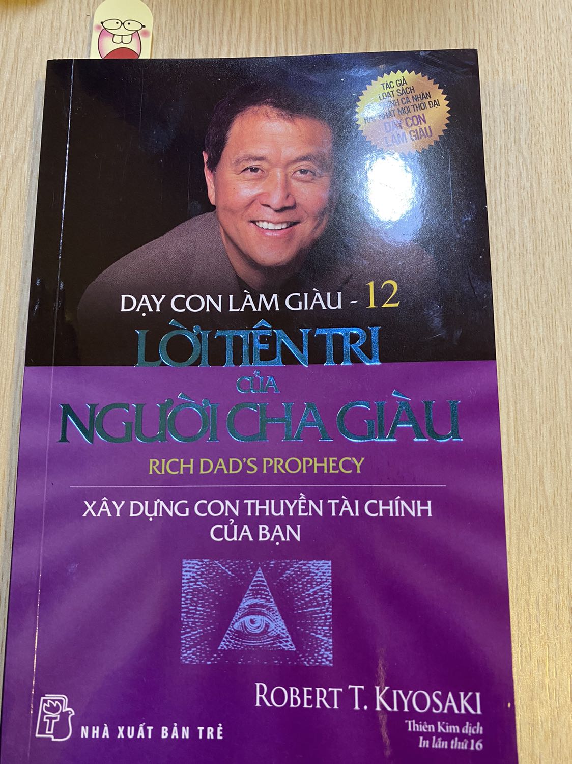 Sách của Robert Kiyosaki thì hay khỏi chê rồi.
Tuy nhiên, quyển này nói về luật Mỹ hơi nhiều nên rất nhiều phần chỉ đọc để tham khảo chứ không áp dụng ở VN được.