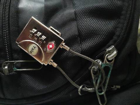 Trông cứng cáp, dây thép dài đủ móc khóa kéo cả 2 ngăn ba lô.