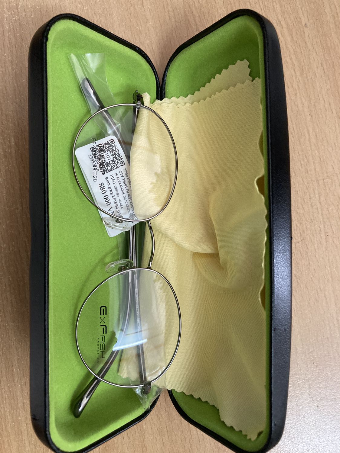 Gọng kính đẹp, hơi mỏng manh chút.
Nhưng cẩn thận khi dùng chắc sẽ ổn. Hàng Exfash thường bền và đẹp.